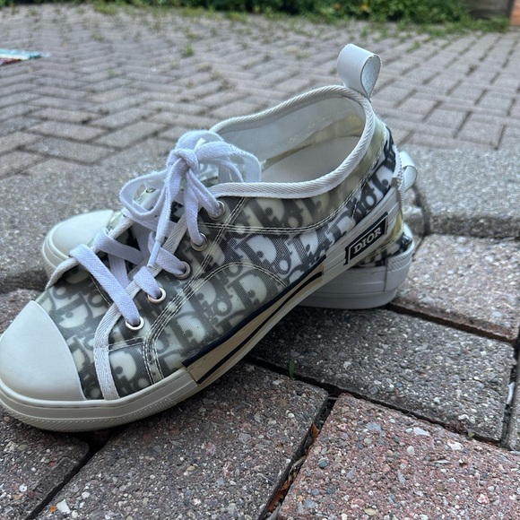 Cute & Trendy Logo Sneakers - Picture 6 of 7